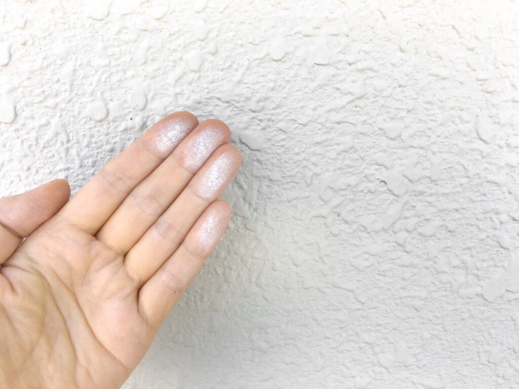 外壁表面を触ると白い粉が付着するチョーキング現象の様子｜外壁塗装ペイントウォール