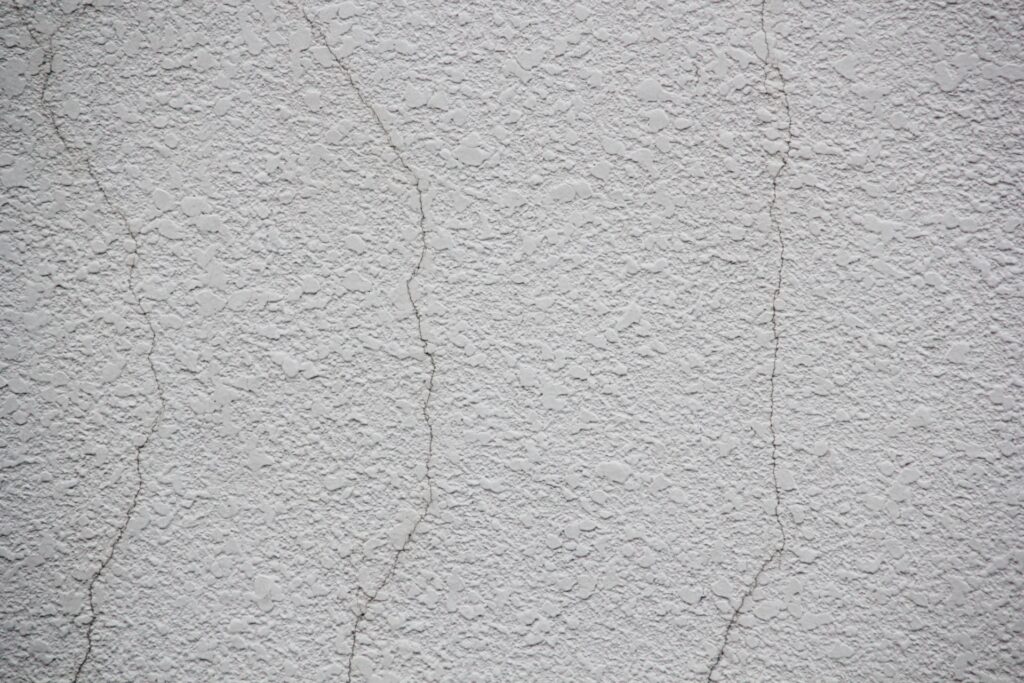 外壁に発生した細かなひび割れ（ヘアクラック）の状態｜外壁塗装ペイントウォール