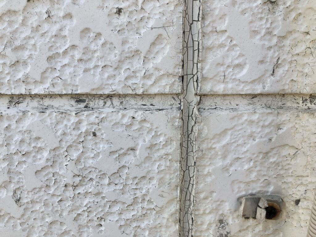 外壁目地のシーリング（コーキング）にひび割れが発生している状態｜外壁塗装ペイントウォール