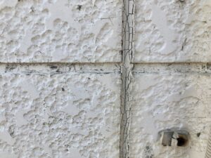 外壁目地のシーリング（コーキング）にひび割れが発生している状態｜外壁塗装ペイントウォール