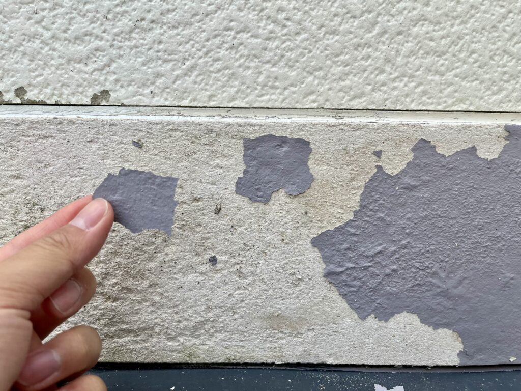 紫外線や雨風により外壁の塗膜が劣化し剥がれている状態｜外壁塗装ペイントウォール