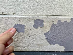 紫外線や雨風により外壁の塗膜が劣化し剥がれている状態｜外壁塗装ペイントウォール