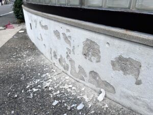 基礎の膨れ部分　補修