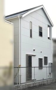 西宮市　外壁塗装後　ペイントウォール施工