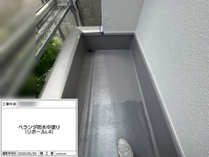 ベランダ防水　中塗り