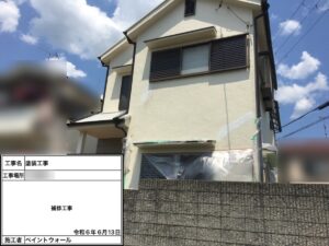 川西市の外壁塗装工事中の戸建て住宅のクラック補修施工状況