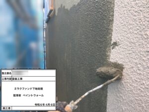 川西市　外壁塗装前の下地処理としてフィラー材を施工している様子