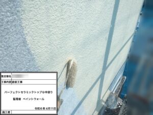 川西市　屋根塗装の中塗り工程で塗膜を形成している施工中の様子