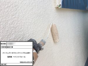 川西市　外壁塗装の上塗り仕上げを行っている施工中の様子