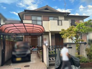 外壁塗装前の住宅全景（川西市）｜経年劣化が見られる外壁の様子｜ペイントウォール