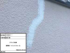 外壁のひび割れを補修するクラック処理作業の様子